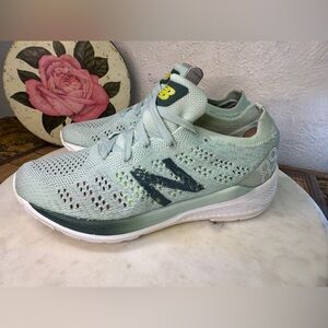 New Balance Women's 890 V7 Running Shoe - Size 6